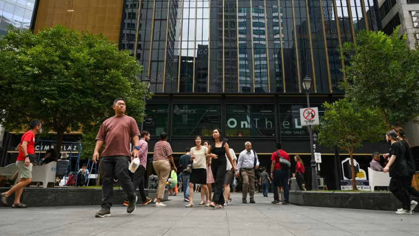 A lunchtime crowd is seen at Raffles Place in Singapore on Oct 6, 2022. (File photo: AFP/Roslan Rahman)