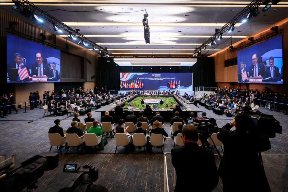 Asean leaders meeting at the fifth Regional Comprehensive Economic Partnership summit in Kuala Lumpur on Oct 27.  ST PHOTO: GAVIN FOO