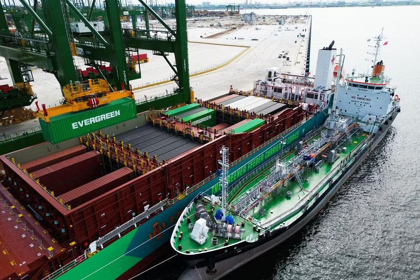 X-Press Feeders' cargo vessel Eco Maestro (middle) simultaneously taking on cargo at Tuas Port and being refuelled with methanol by bunker ship MT Kara (right).