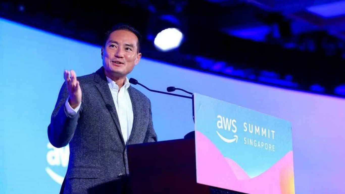 Senior Minister of State for Communications and Information Tan Kiat How speaking at the AWS Summit Singapore on May 7. PHOTO LIANHE ZAOBAO