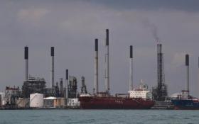 Offshore oil refinery